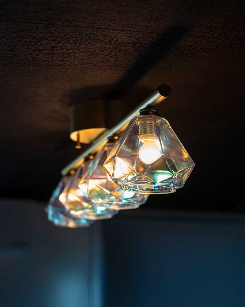 上質な輝きを放つガラス×ゴールドの4灯シーリングライト｜リビングダイニング照明