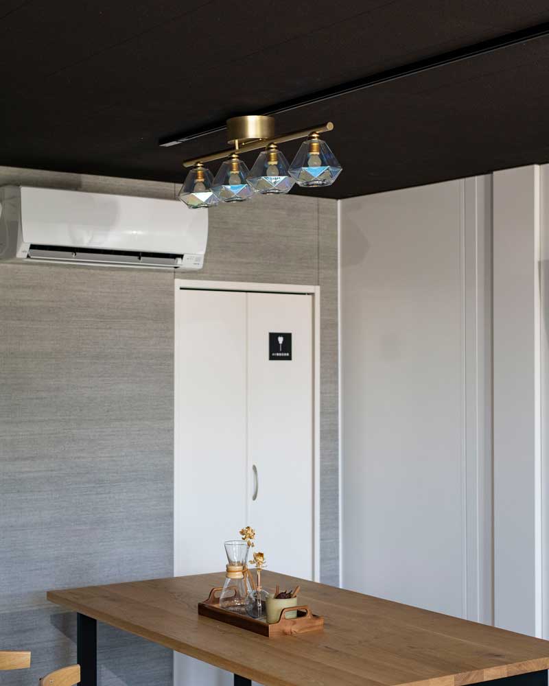 上質な輝きを放つガラス×ゴールドの4灯シーリングライト｜リビングダイニング照明