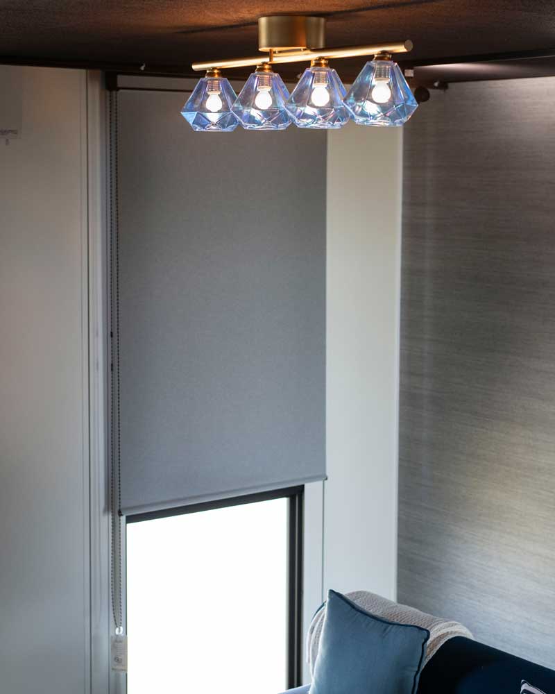 上質な輝きを放つガラス×ゴールドの4灯シーリングライト｜リビングダイニング照明
