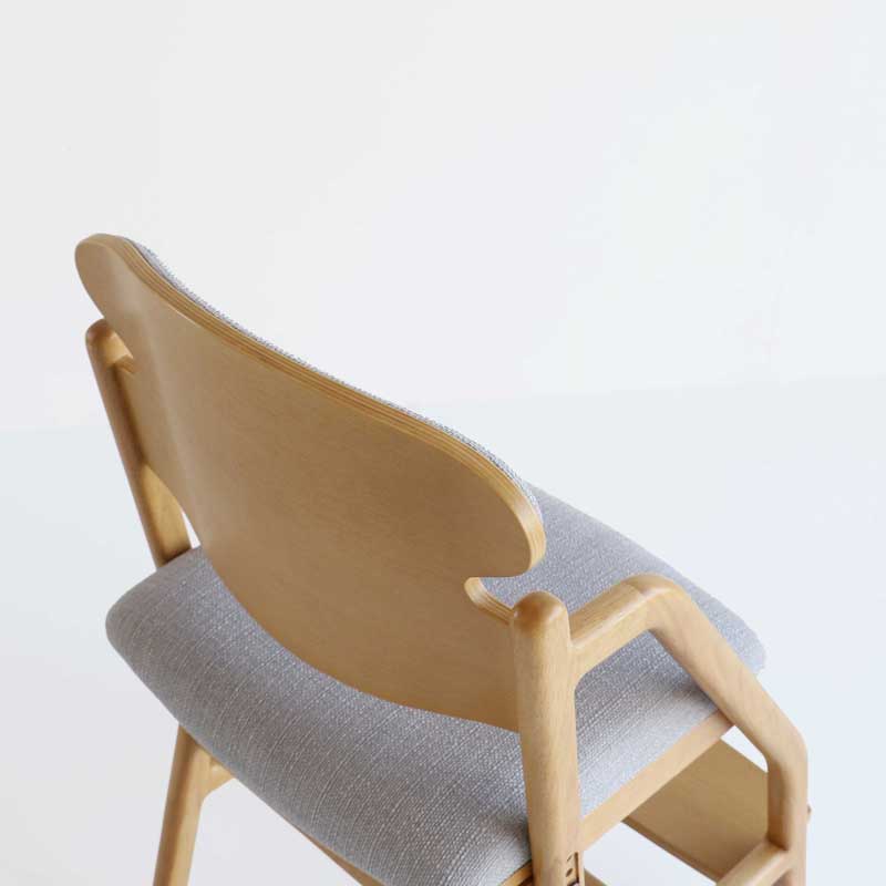 成長に寄り添う調整式ダイニング学習チェア｜広々背もたれデザイン