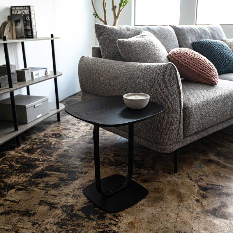 シンプルモダンなネストサイドテーブル｜ウッドトップとループフレーム