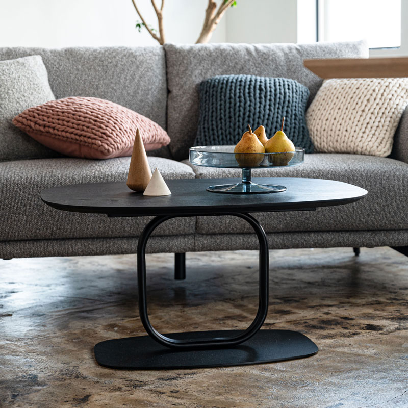 抜け感スチール脚のリビングテーブル｜モダンスタイル | インテリア