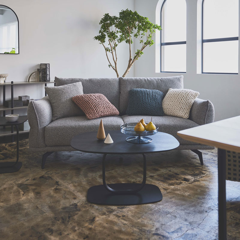 抜け感スチール脚のリビングテーブル｜モダンスタイル | インテリア