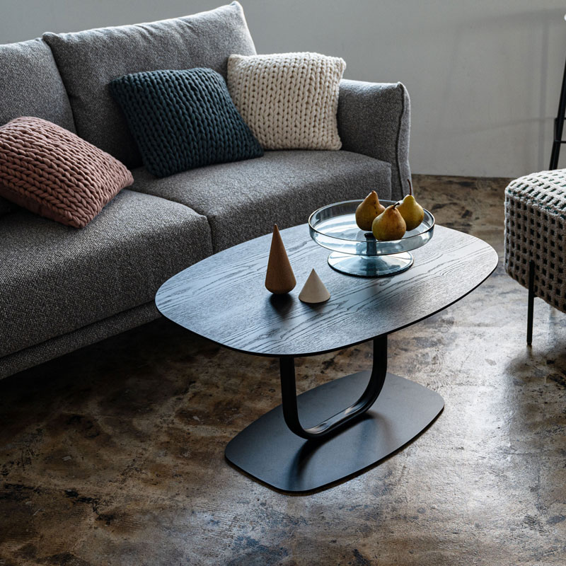 抜け感スチール脚のリビングテーブル｜モダンスタイル | インテリア