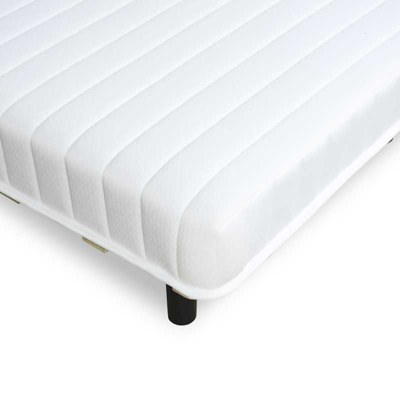 清潔感ある白脚付きマットレスベッド｜シングル