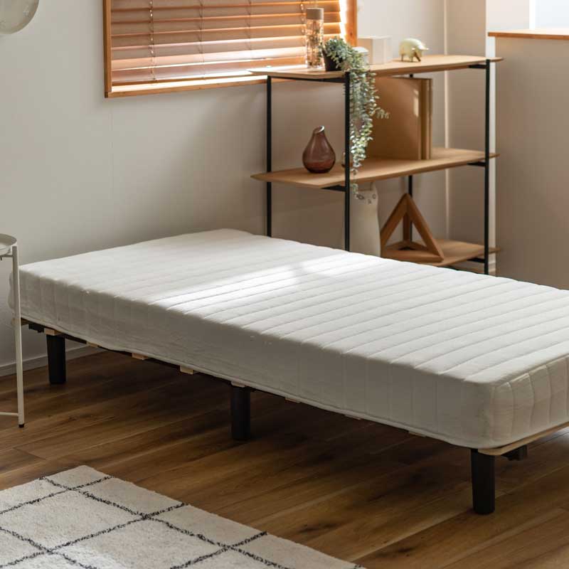 清潔感ある白脚付きマットレスベッド｜シングル