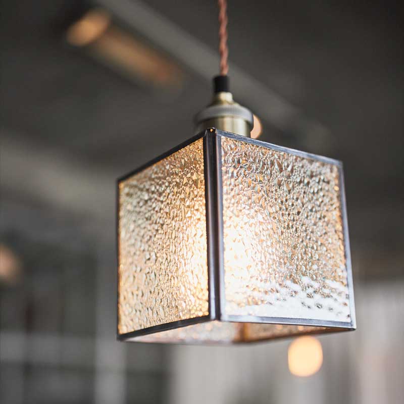 レトロモダンな四角いステンドガラスシェード