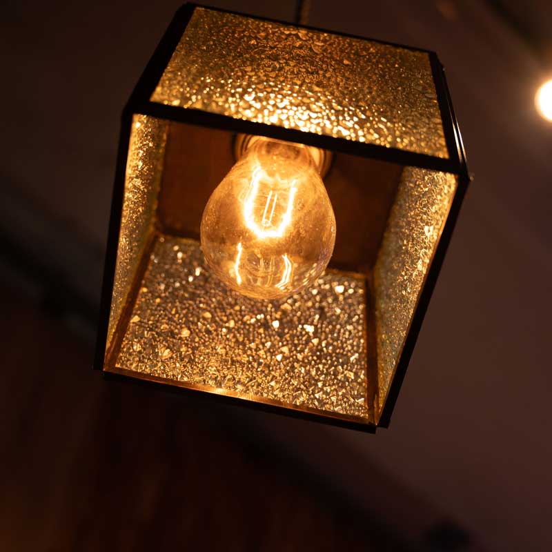 レトロモダンな四角いステンドガラスシェード