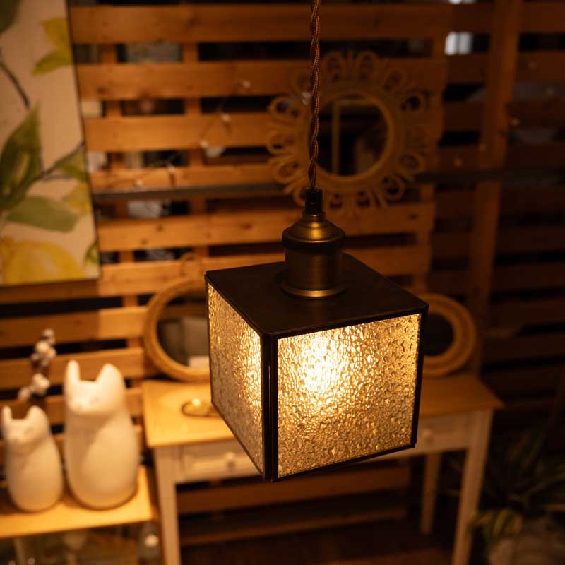 レトロモダンな四角いステンドガラスシェード