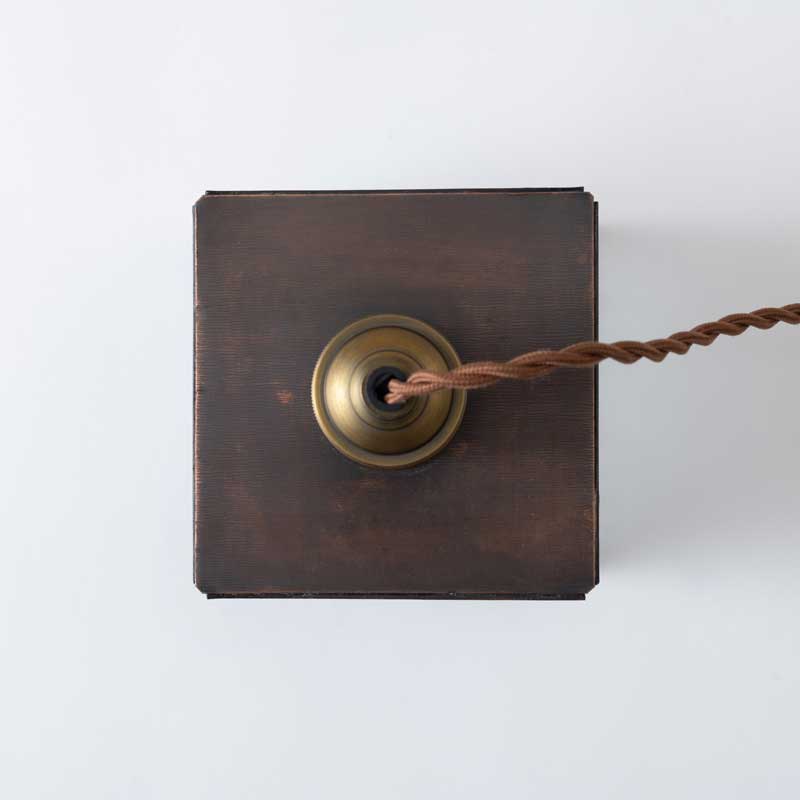 レトロモダンな四角いステンドガラスシェード