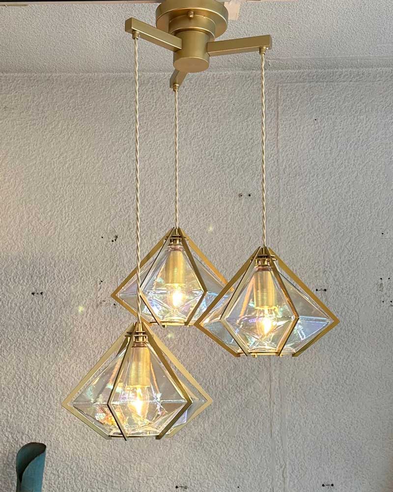 ガラスが煌めくおしゃれな3灯ペンダントライト｜立体フレームの上質デザイン