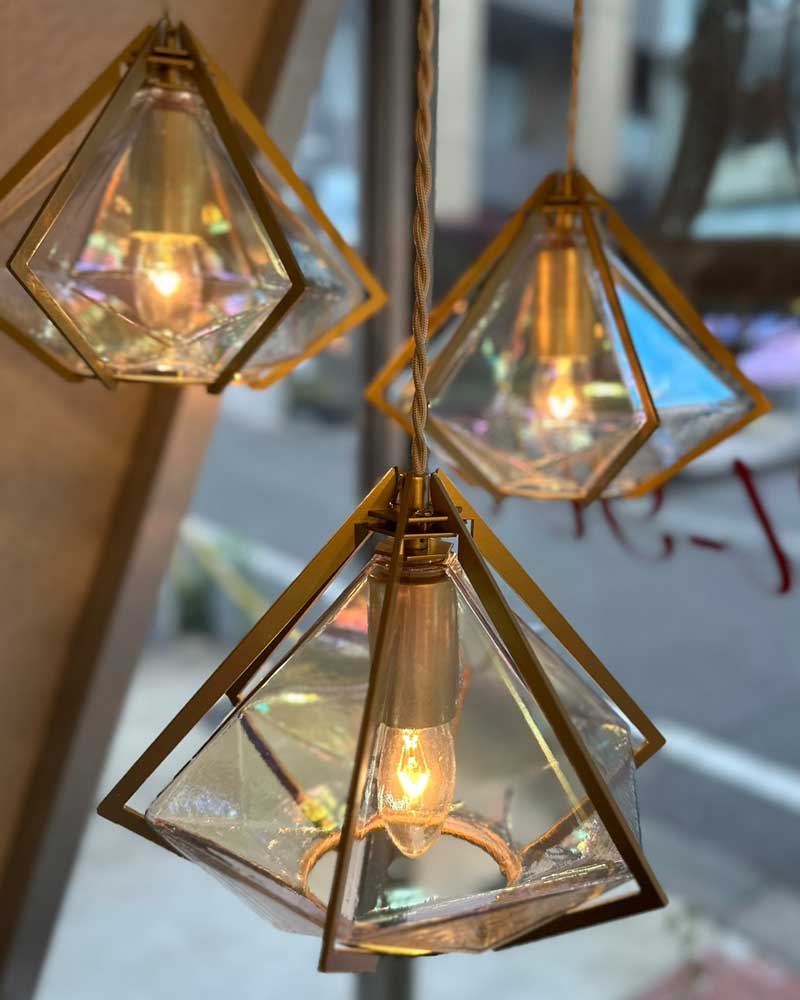 ガラスが煌めくおしゃれな3灯ペンダントライト｜立体フレームの上質デザイン