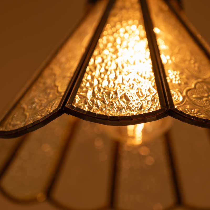 レトロ感漂うステンドガラスシェードの花びら型ペンダントライト