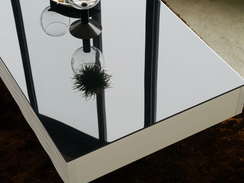 ホワイトとブラックのコントラストが美しいリビングテーブル｜SU