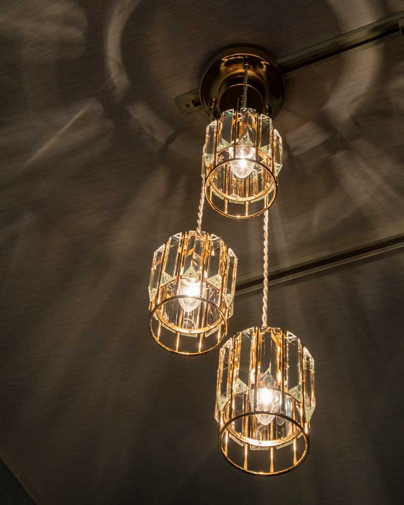 優雅な光をまとうクリスタル調ペンダントライト｜ダイニングを格上げする上質照明