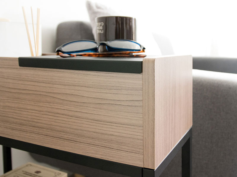 サイドテーブルにもなるプランターテーブル