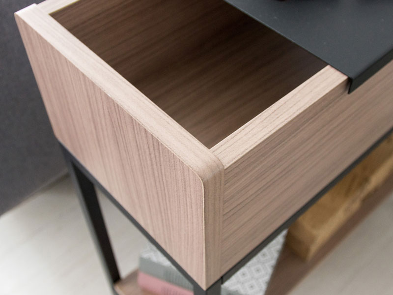 サイドテーブルにもなるプランターテーブル