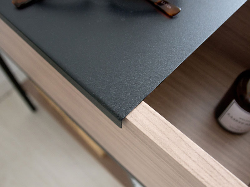 サイドテーブルにもなるプランターテーブル