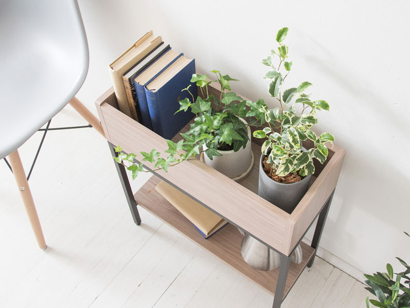 サイドテーブルにもなるプランターテーブル