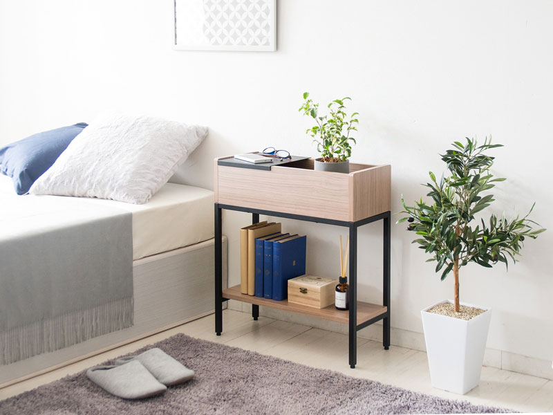 サイドテーブルにもなるプランターテーブル