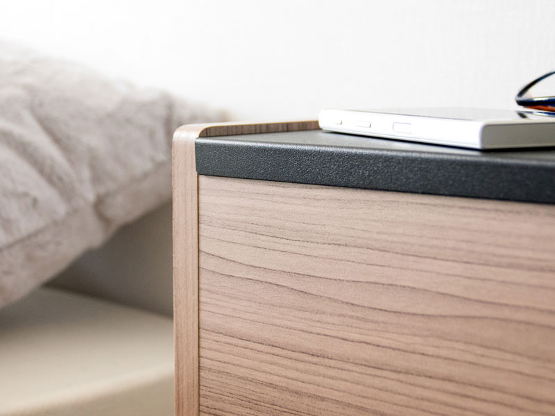 サイドテーブルにもなるプランターテーブル