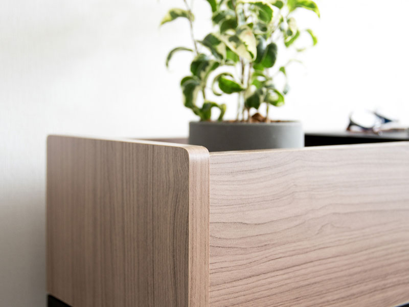 サイドテーブルにもなるプランターテーブル