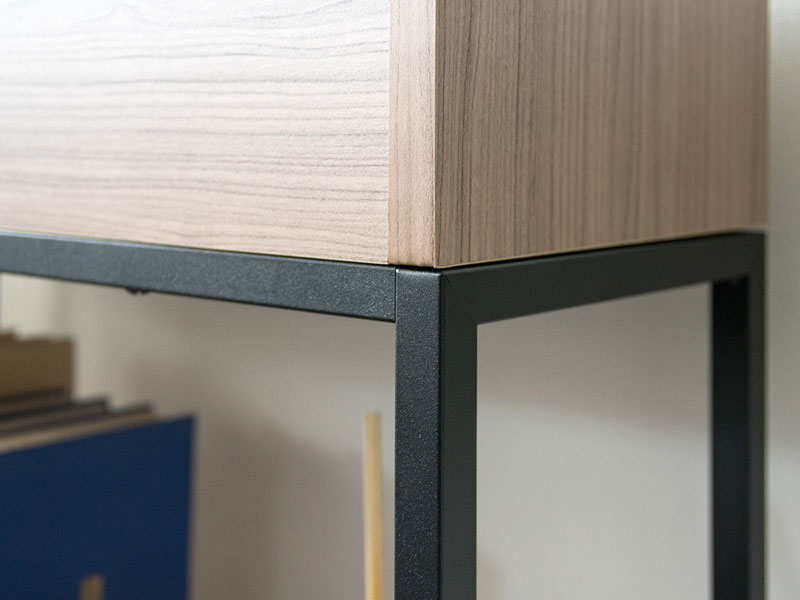 サイドテーブルにもなるプランターテーブル