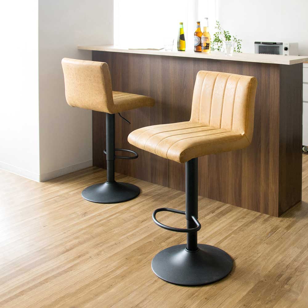 レザー張地のバーチェア｜ミッドセンチュリーな雰囲気