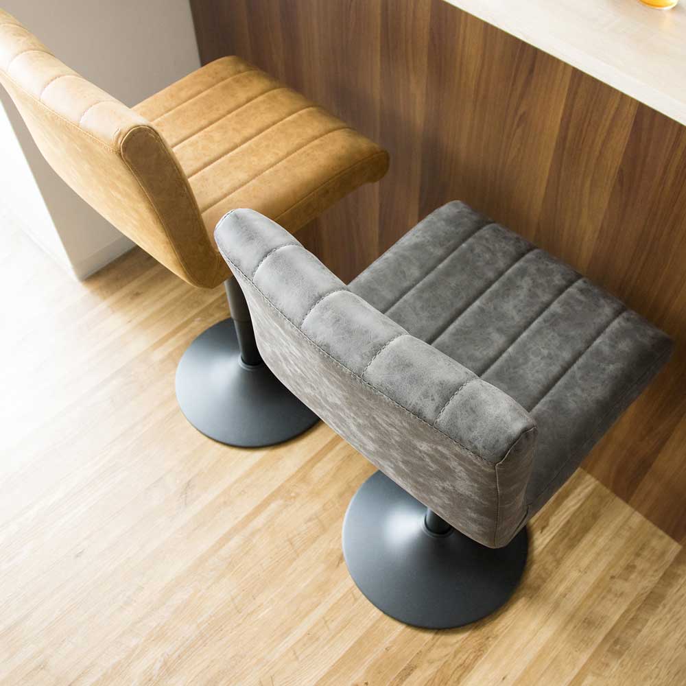 レザー張地のバーチェア｜ミッドセンチュリーな雰囲気