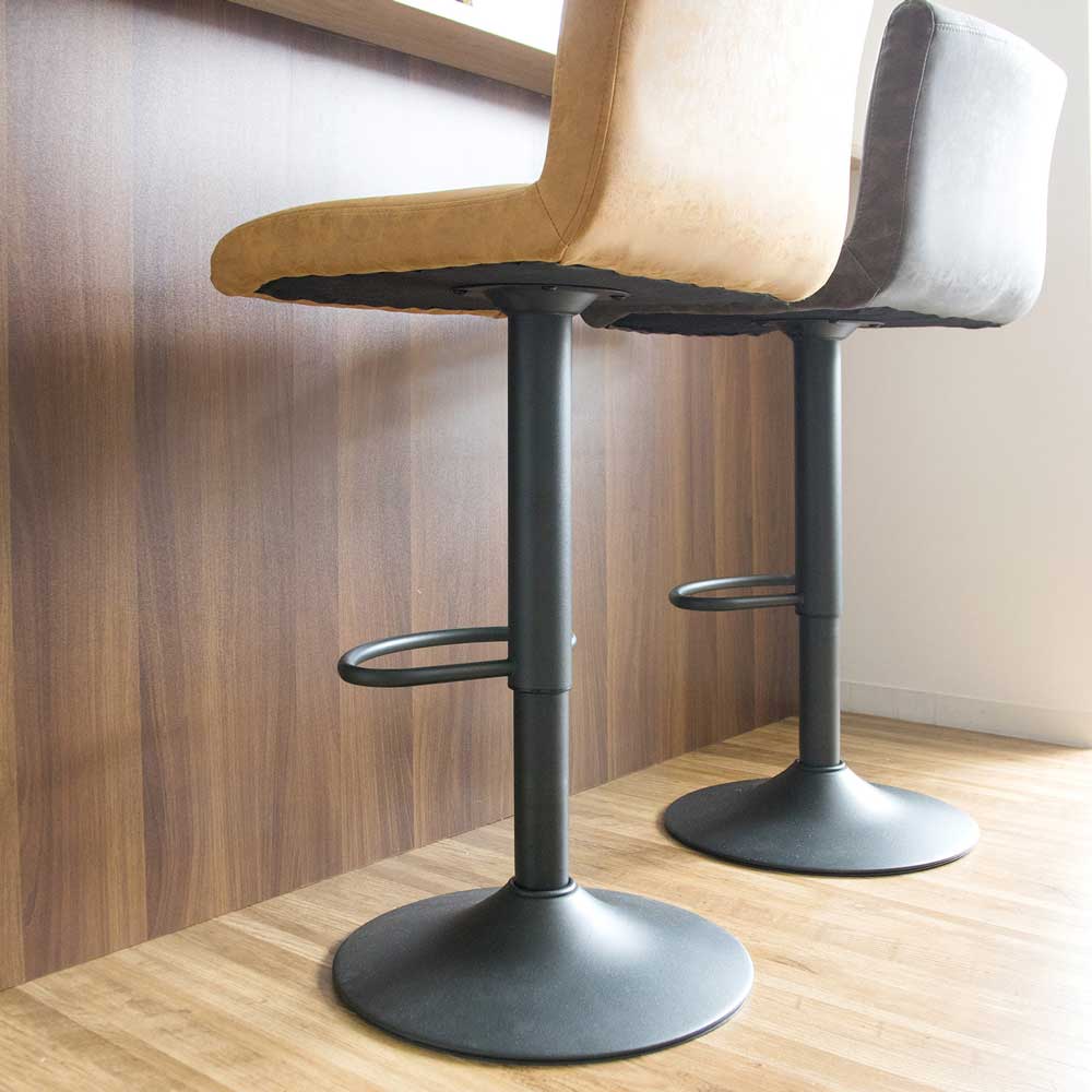 レザー張地のバーチェア｜ミッドセンチュリーな雰囲気