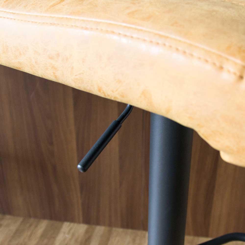 レザー張地のバーチェア｜ミッドセンチュリーな雰囲気