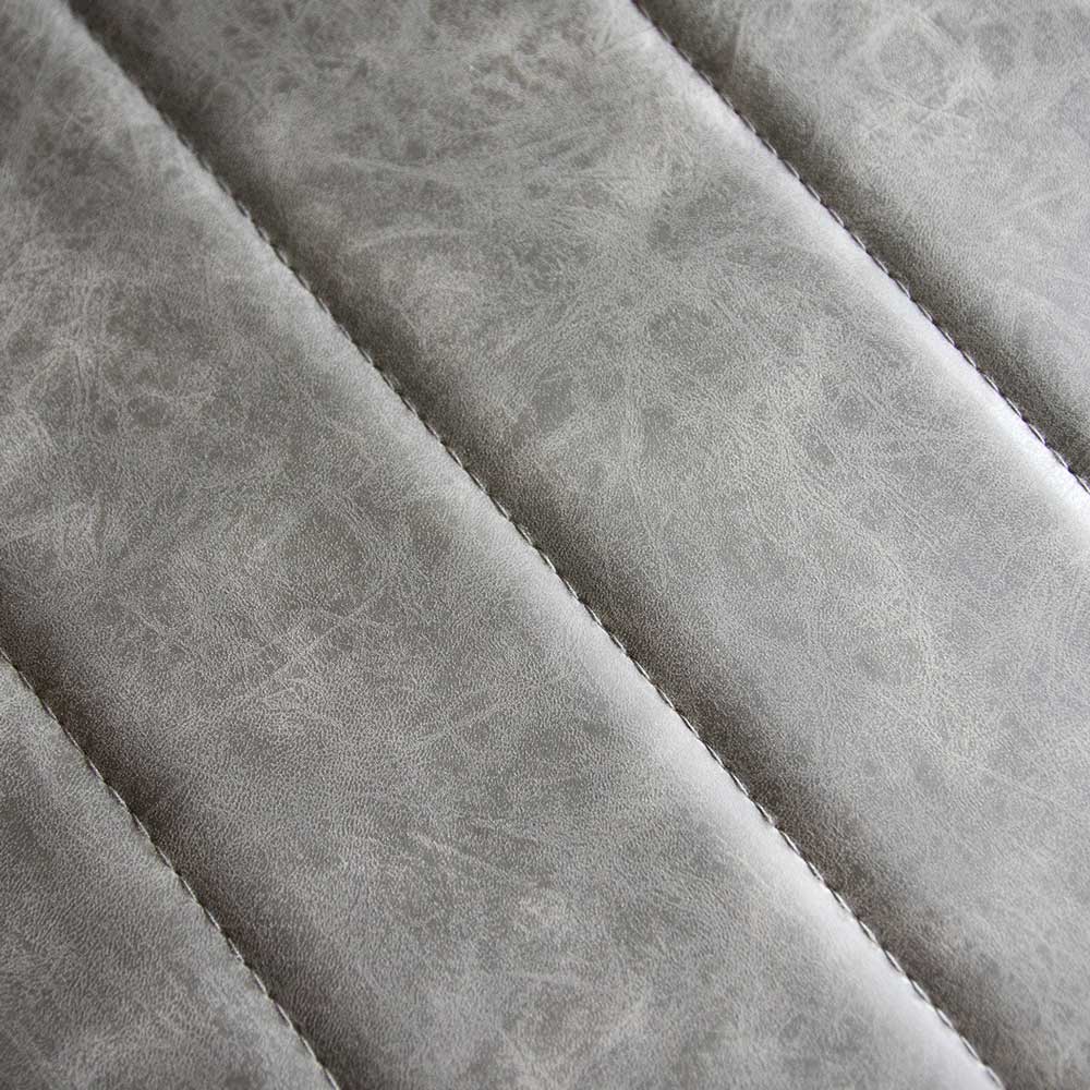 レザー張地のバーチェア｜ミッドセンチュリーな雰囲気