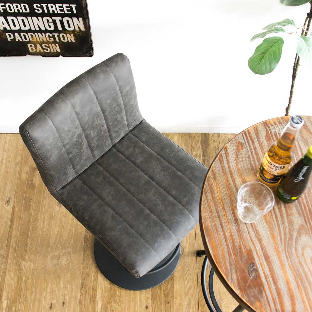 レザー張地のバーチェア｜ミッドセンチュリーな雰囲気