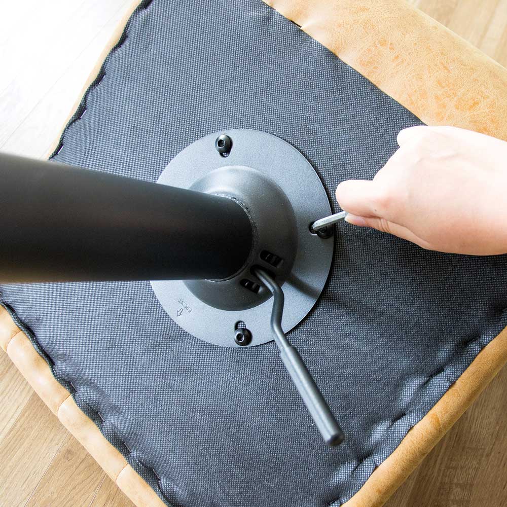 レザー張地のバーチェア｜ミッドセンチュリーな雰囲気