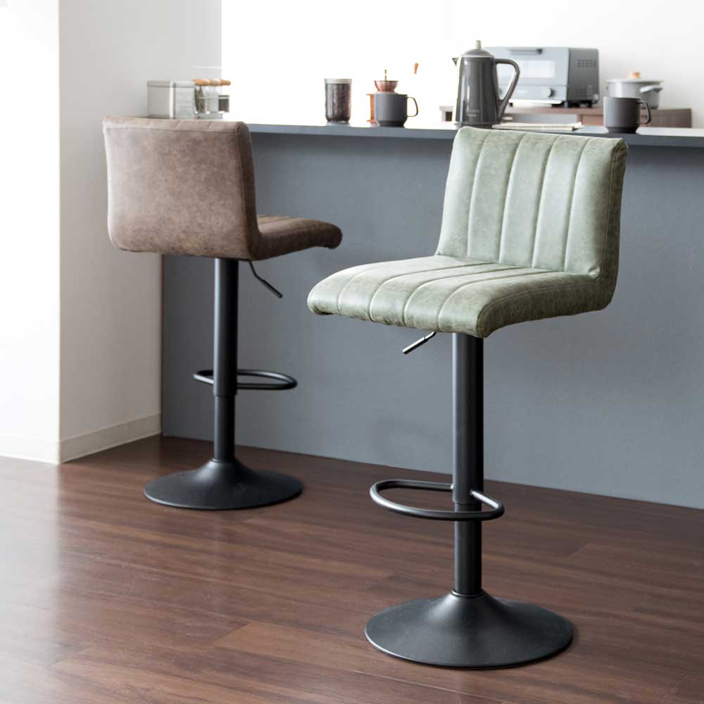 レザー張地のバーチェア｜ミッドセンチュリーな雰囲気