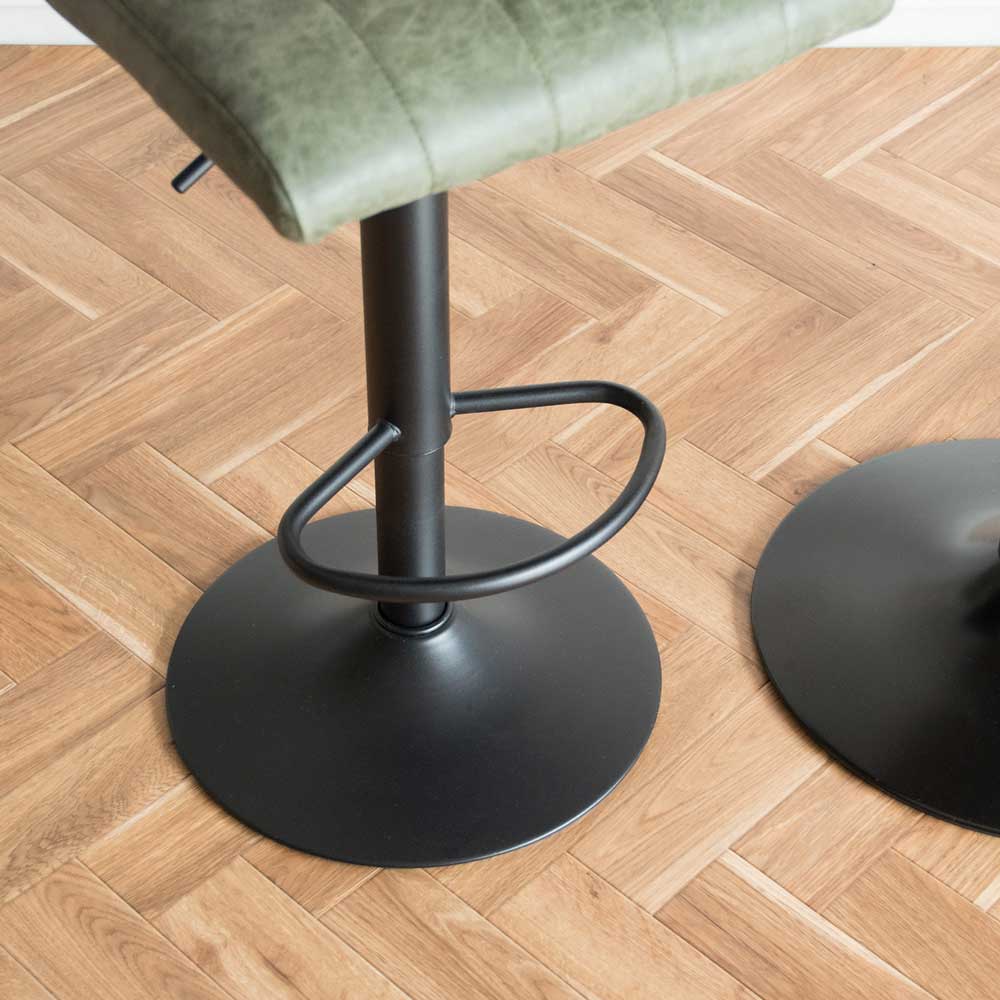 レザー張地のバーチェア｜ミッドセンチュリーな雰囲気