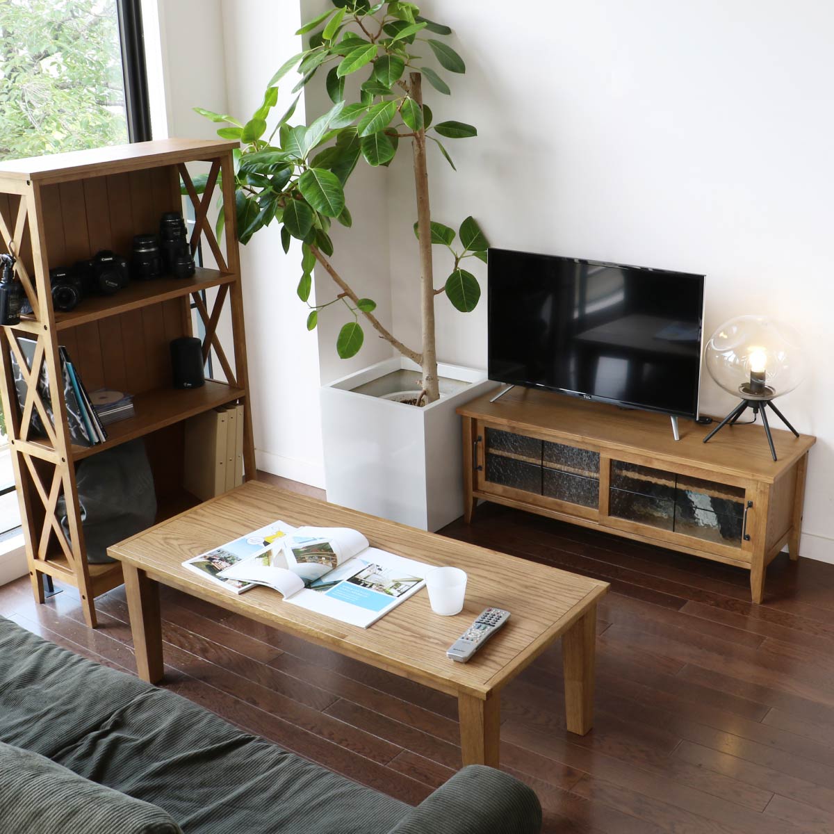 暮らしに天然木の素材感を取り入れたTVボード | コンパクト