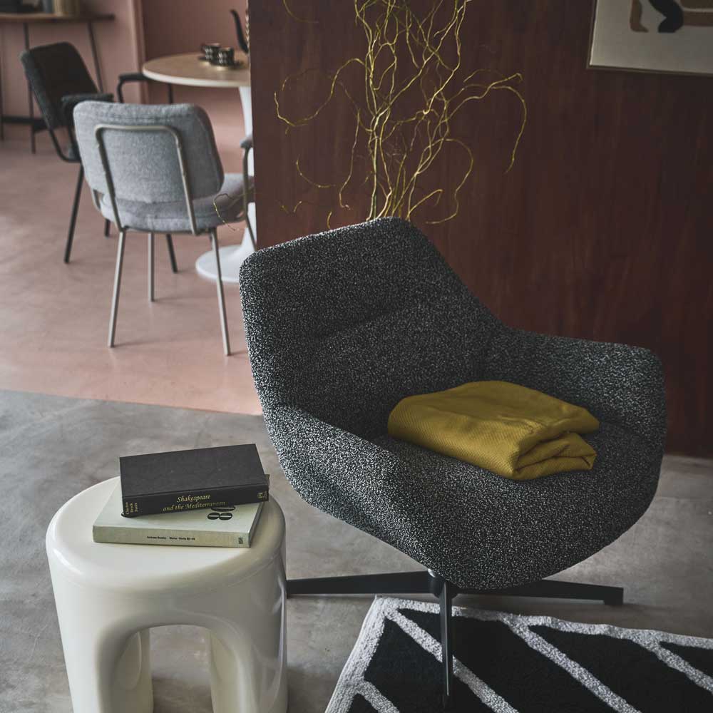 モダンなデザインのラウンジチェア｜包み込まれるデザイン＆360°回転式