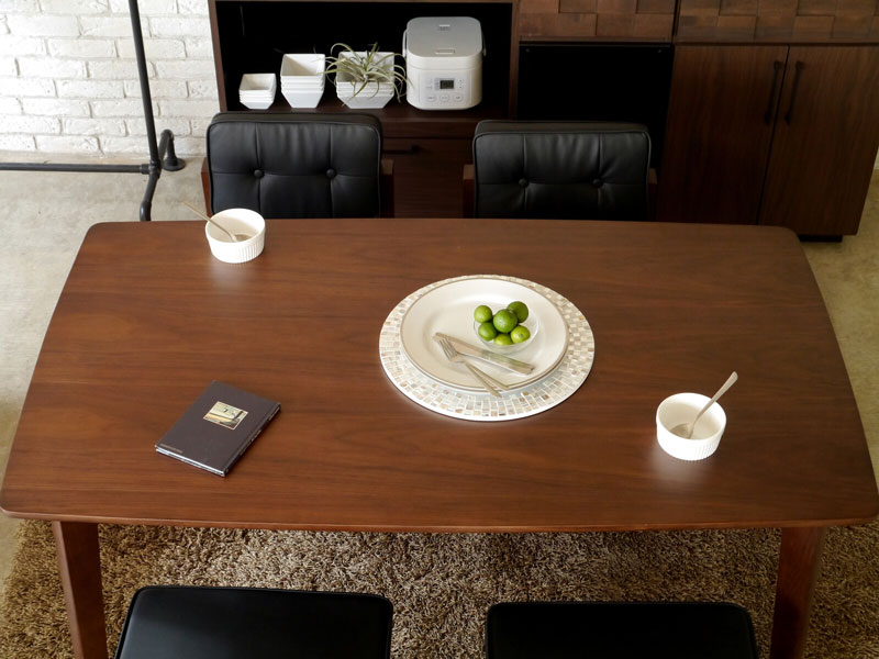 ウォルナット材のダークな色味が高級感を感じさせるダイニングテーブル