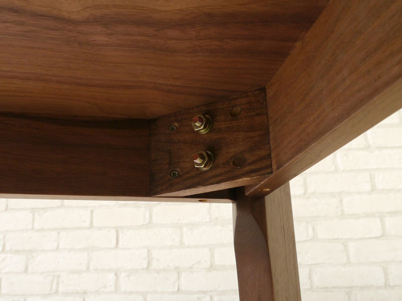 ウォルナット材のダークな色味が高級感を感じさせるダイニングテーブル