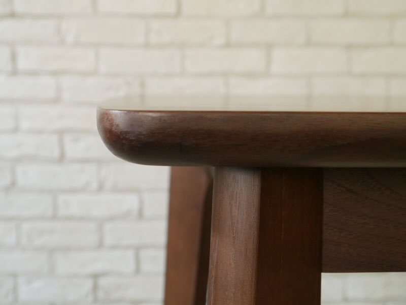 ウォルナット材のダークな色味が高級感を感じさせるダイニングテーブル