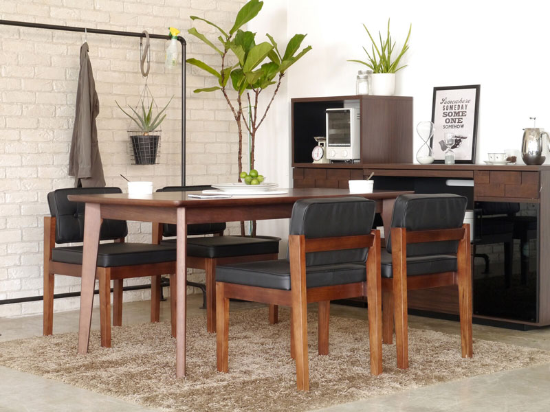 ウォルナット材のダークな色味が高級感を感じさせるダイニングテーブル