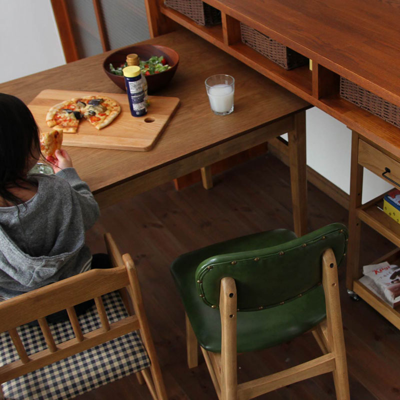 どこか懐かしさを感じるソフトヴィンテージテイストのダイニングチェア