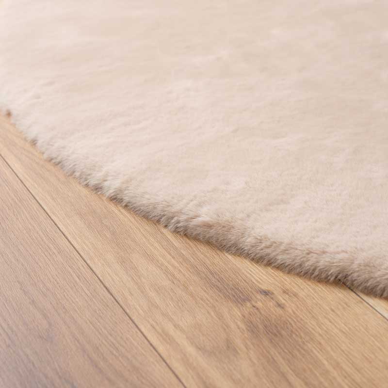 北欧テイストの柔らかシャギーラグ|ベージュ|ラウンドフォルムで空間をやわらかく