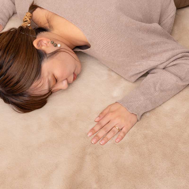 北欧テイストの柔らかシャギーラグ|ベージュ|ラウンドフォルムで空間をやわらかく