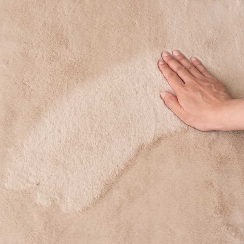 北欧テイストの柔らかシャギーラグ|ベージュ|ラウンドフォルムで空間をやわらかく