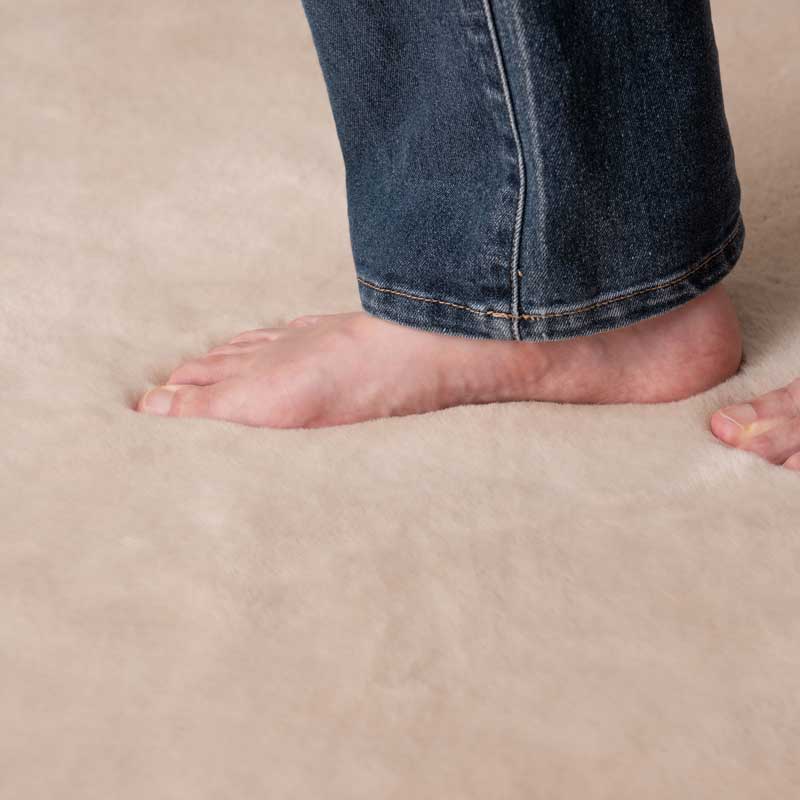 北欧テイストの柔らかシャギーラグ|ベージュ|ラウンドフォルムで空間をやわらかく