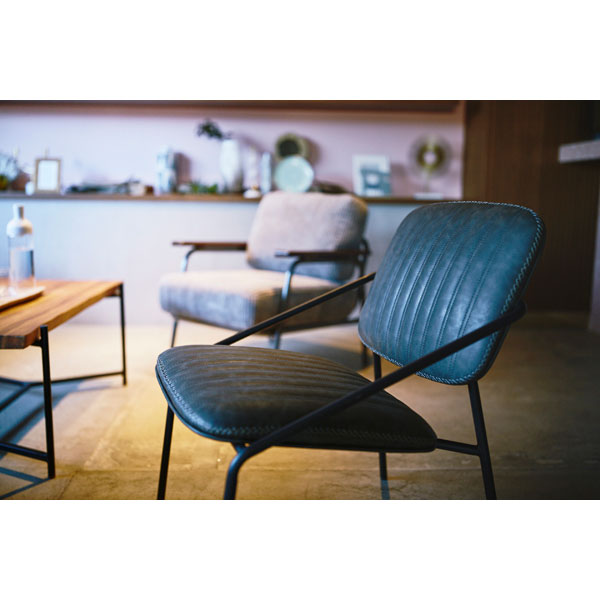 オイルレザー調×スチール脚のラウンジチェア | インダストリアル