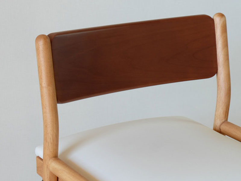 ツートンカラーのキッズチェア|無垢材|高さ調節可能