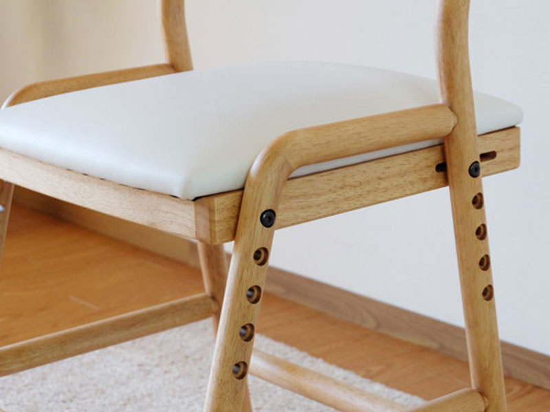 ツートンカラーのキッズチェア|無垢材|高さ調節可能